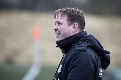 Træner Svend Lund Larsen må erkende, at Herning Fremad havde svært ved at spille sig til chancer mod topholdet Silkeborg KFUM. Foto: Flemming Hansen