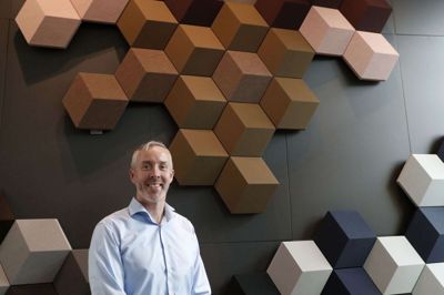 Ralph Clausen fortæller, at kunderne kan indsende et foto af deres væg, hvorefter folkene fra B&O-butikken i Herning på fotoet placerer højttalerne på væggen for at give et indtryk af, hvordan det kunne komme til at se ud hjemme i privaten. Foto: Flemming Hansen