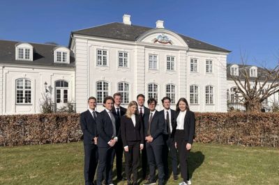 »Verdensmester«-holdet fra Aarhus Universitet med Jens Kristian Hvolbøl og Jonas Thorsøe Bak, der begge er studenter fra Herning Gymnasium, og Frederikke Bastkjær Jakobsen, der er student fra Herningsholm Erhvervsskole i Ikast. Med på holdet, der de seneste syv måneder har kæmpet i det prestigefyldte processpil »Vis Moot« mod jurastuderende fra tæt ved 400 universiteter verden over er også Frederik Overgaard, Lars Møller Haase, Anne Krogh, Victor Honoré Nielsen og Anders Borg Petersen. Foto: PR-foto