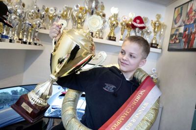 Simon Birch Kristensens værelse er dækket af guldpokaler. De seneste 10 måneder har han placeret sig blandt de bedste i hans aldersgruppe inden for motorsportsverdenen, hvor han desuden kører mod voksne mænd. Foto: Tom Laursen