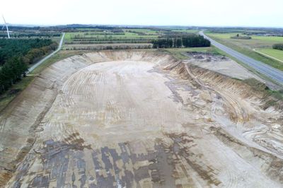 Området, der nu er sat til salg, blev brugt til udvinding af råstoffer - grus og sand - da den nærliggende motorvej blev bygget. Nu kan de knap 14 hektar med kæmpekrater købes. Foto: Tom Laursens