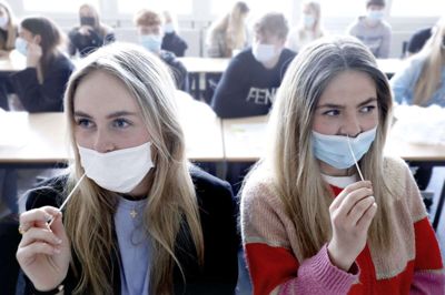 De to 18-årige klassekammerater Victoria Fischer Voldsgaard og Mathilde Stagsted Christiansen er i gang med gør-det-selv-podning. Foto: Henrik Ole Jensen