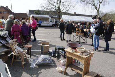 Torvedag i Fjelstervang i 2018 før covid-19. På lørdag er der atter liv, når Fjelstervang FDF stiller et madtelt op. Foto: Henrik Ole Jensen