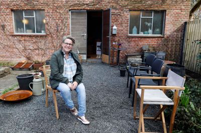 Butikken er indrettet i en gammel transformatorbygning, som lige har fået sat troldtektlofter og nye lamper op, inden åbningsskiltet til »Cozy Elements« blev sat ud til vejen. Fra bygningen blev der tidligere leveret strøm til østbyen i Herning, fortæller Birgitte Bondrop. Foto: Flemming Hansen