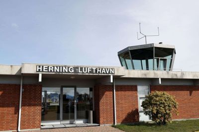 En gruppe borgere har samlet 453 underskrifter, der kræver mindre støj fra Herning Lufthavn. Underskriftindsamlingen viser, at støjen fra de mange fly er et problem i et stort geografiske område. Foto: Flemming Hansen