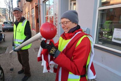 Poul Andersen og Tove Bruun var sammen med de andre fra »De Aktive 60ere« på pletten med flagene i Vildbjerg i morges. Her bliver flagstangen uden for Herning Folkeblads redaktion monteret med flag. Foto: Henrik Lind Jørgensen