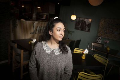 I sekunderne inden Shiela Pour kørte frontalt ind i en mur, nåede hun at tænke mange tanker. Mest af alt følte hun lykke over endelig som 27-årig at hvile i sig selv. Men tanken gjorde hende også ked af det. - Mentalt har jeg altid presset mig selv for meget. Måske været lidt for perfektionistisk, og langt om længe havde jeg opnået en form for lettelse, hvor jeg ikke stræbte efter mere. Det var dét, jeg syntes, var trist i det øjeblik, da jeg tænkte: nu dør jeg. Jeg tænkte, at nu nåede jeg kun at have det fantastisk i et halvt år af mit liv. Jeg havde sådan set frem til at dyrke det noget mere. At blive en bedre version af mig selv og blive en bedre partner, siger hun.