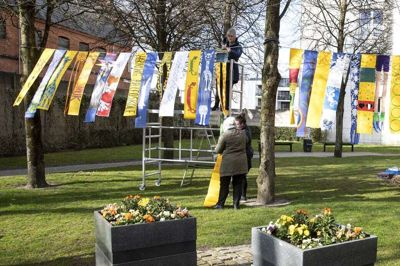 Herning Billedskoles forårssæson er slut for i år. Den har været stærkt præget af coronapandemien, som er årsag til, at al undervisning er foregået online. Det har dog ikke sat en stopper for elevernes kreativitet. Her har de lavet Vimpler for Fællesskab, som bliver udstillet på Tinghuspladsen. Foto: Tom Laursen