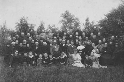 Er der avisomtale 150 år tilbage, kniber det derimod med fotos, så vi nøjes med et foto, der rækker omkring 125 år tilbage. En større forsamling er fotograferet i en have, måske på Sindinggaard. Proprietær J. Kloppenborg og hustru er identificeret i første række. Anledningen kendes ikke, og dateringen er usikker. Foto: Lokalhistorisk Arkiv Herning