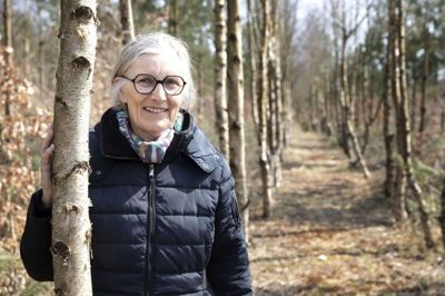 Den nye trampesti fører blandt andet igennem en lang og smal allé af birketræer. Det er blot en af de naturoplevelser, som Hanne Nielsen gerne vil dele med offentligheden. Foto: Tom Laursen