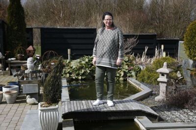 Birgitta Hald har på hjemmematriklen skabt rammer til sit kreative univers med butikken »Fru Hald«, der er en butik med tilhørende gårdhave Foto: Flemming Hansen