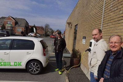 Den nye offentlige ladestander i Videbæk har to udtag. Fra venstre er det Arne V. Andersen, indehaveren af ByensBil.dk, projektkonsulent Lars Jensen ved Ringkøbing-Skjern Kommune, der har været fødselshjælper på projektet, og til højre uddeler Anders Hedegard, SuperBrugsen i Videbæk. Foto: Jesper Wind