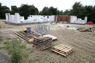 Trods en ekstra medarbejder vokser køen og ventetiden for at få en byggetilladelse i Ringkøbing-Skjern Kommune. En forklaring er en stor vækst i antallet af ansøgninger fra især virksomheder. Foto: Tom Laursen