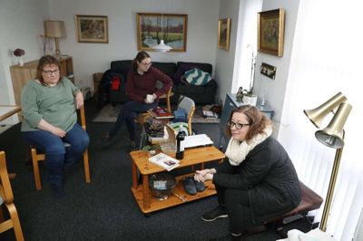 Søstrene Tinne Würtz Pedersen, Anne Würtz Kjærgaard Pedersen og Trine Würtz Pedersen er samlet for at tømme deres nyligt afdøde fars lejlighed i Bording. De har alle haft delvist plejeorlov til at passe ham, men har valgt at få hjælp fra Lokalpleje Danmark, som de slet ikke forstår skal have så stor kritik. De har kun positivt at sige om Buurtzorg-modellen. Foto: Flemming Hansen