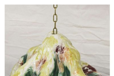 Udstillingen er en totalinstallation med værker af både lyd, keramik og maleri. Her ses Maj Kjærsigs keramiske klokke, som kan opleves i Kunstpakhuset fra på lørdag. Foto: Privatfoto.