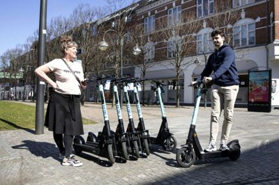 De nye el-løbehjul fra Tier Mobility kører som smurt. Det stod klart, da Herning Folkeblad i går mødte ranger Dominik Rudnicki - her sammen med projektleder Lene Ahle Skoubo fra Herning Kommune. Foto: Tom Laursen