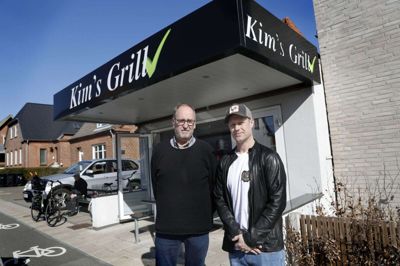 33-årige Martin Andersen (t.h.), ejer af Herning Tivolipark, kan nu også kalde sig grillbarindehaver. - Vi har før talt om, at jeg skulle overtage grillbaren, og så alligevel ikke, men pludselig gik det stærkt, siger Martin Andersen, der har købt Kims Grill. 71-årige Kim Norring-Agerskov sælger efter 50 år med lange arbejdsdage og flytter østpå for at se mere til sin datter og sine børnebørn samt en søster. Foto: Flemming Hansen