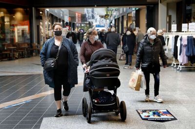 Tanja Klærke (t.v.), Horsens, havde sammen med sin søster June Klærke, Ikast, og hendes datter Karla på 20 måneder set frem til igen at hygge sig i herningCentret - og de havde på forhånd bestilt bord på Jensens Bøfhus, så de kunne få den »favoritkurv« med snacks, som de glædede sig til. Foto: Flemming Hansen