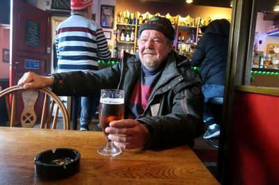 Peter Kristensen plejer at komme på Pub’en hver dag, så det har været nogle lange måneder med nedlukning, hvor han ikke har kunnet få en sludder for en sladder med alle de andre stamgæster.