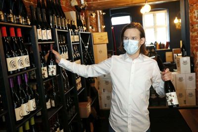 Casper Nielsen har en lidt anderledes hverdag i øjeblikket. Han bruger knap så meget tid på vin, som han plejer, for Bohème Vin & Madbar må for tiden holde lukket for siddende gæster - og det fortsætter man med nogle måneder endnu. Foto: Flemming Hansen