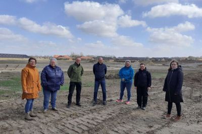 Projektgruppen bag den nye udgave af »Solstrålen« holdt sit opstartsmøde på den sandsynlige placering af det nye byggeri. Fra venstre er det Gitte Højland, Hanne Enghhoff, Bjarne Svendsen, Jens Ole Koch, Line Lauridsen, Marianne Nørby Knudsen og Vibeke Schønemann. Foto: Jesper Wind