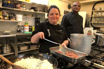 Ramesh Srirajasingam har endelig kunnet fyre op under gryderne i sin restaurant igen. På premieredagen ondag var der oksefilet samt brændende kærlighed på menuen. Kokken Alina Frunzuc havde også gang i tilbehør til islagkagerne, der var åbningsdagens dessert. Foto: Henrik Lind Jørgensen