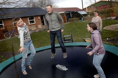 Brian Timm Siggaard nyder livet sammen med sin familie - hustruen Lene og børnene Regitze og Johan. Men de har allerede besøgt det plejecenter i Herning, hvor Brian Timm Siggaard skal hen, når Lene Siggaard ikke længere kan magte at have ham hjemme, og de har set eksempler på, hvordan hans sygdom vil udvikle sig. Foto: Flemming Hansen