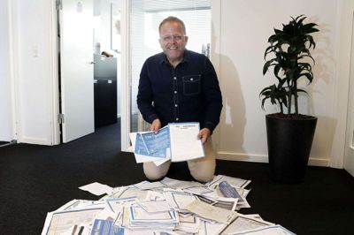 Hvis citychef Allan Kristensen havde tid til det, satte han sig og læse hvert eneste af de 1200 gåkort, der kom ind i City Camino-konkurrencen. - Hver andet gåkort indeholder en hilsen og tak. Nogle er klippet som gækkebreve med små hjerter og hilsener, andre er sendt i gule og grønne kuverter. Jeg bliver helt varm om hjertet, sagde citychefen, der nu har trukket de 300 vindere, som vil få besked i løbet af de kommende dage. Foto: Flemming Hansen