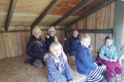 De Grønne Pigespejdere i Kibæk har fået to nye shelters ved spejderhytten Skovlyst i Kibæk takket være midler fra Aaskov Y’s Men’s Club. Foto: Privatfoto