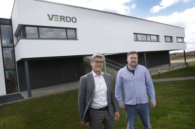 Divisionsdirektør Brian Seeberg (t.v.) er chef for energi, varmeforsyning og el-salg i Verdo. Her sammen med afdelingsleder Sigurd Asser Jensen foran virksomhedens lokale hovedkontor i Birk Centerpark, hvor selskabet har udvidet sine aktiviteter betragteligt. Foto: Flemming Hansen
