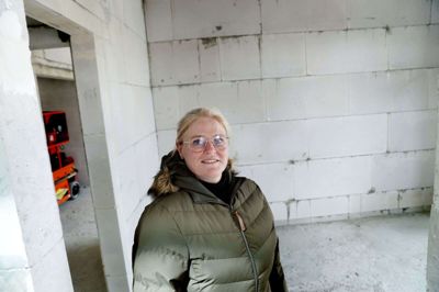 Lone Lei, tidligere assisterende centerleder på Fuglsangsø Centret, har netop besøgt friplejehjemmet, der er under opførelse i Voel ved Silkeborg. Hun fik blandt andet sit kommende kontor at se. Foreløbig er her kun rå vægge og betongulv, men for Lone Lei har det været vigtigt at være en del af opstarten. Foto: Flemming Hansen