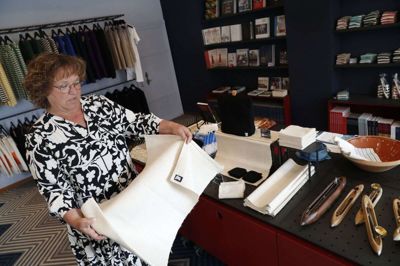 Renée Heegaard Jespersen er nyansat publikumsansvarlig på Tekstilmuseet. Hun står bag museumsbutikkens nye, bæredygtige profil. Her holder hun en smukt vævet lille hørdug frem. - Det er hør, som vores vævemaskine har vævet til små duge og viskestykker. Vi aftager industriens overskud af garn og producerer det på maskine eller i kit, så det bliver en bæredygtig cyklus. Det, vi ser i butikken, står på skuldrene af vores historie og kulturhistorie, siger hun. Foto: Flemming Hansen