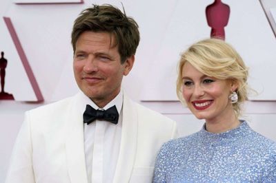 Thomas Vinterberg med sin hustru på den røde løber inden oscaruddelingen, hvor Vinterberg har modtaget prisen for Bedste Internationale Film. Foto: Pool/Reuters