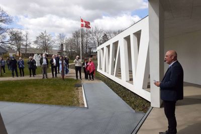 Tidligere forsvarsminister og nuværende medlem af Europaparlamentet Søren gade (V) holdt åbningstalen, da Vestjyllands Kunstpavillon endelig kunne åbne årets første udstilling. Foto: Jesper Wind