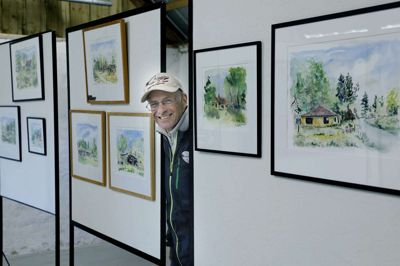 Jan Svendsen, formand for Søby Brunkulsmuseum, fortæller at museet trods stort fald i antal gæster sidste år på grund af covid-19 og store investeringer i renoveringen af »Voldsgaard«, har en solid økonomi. Foto: Henrik Ole Jensen