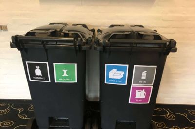 De nye affaldsspande i Herning Kommune har sine børnesygdomme. Nogle steder som på Friskolevej i Fasterholt har boligselskaber bestilt for få affaldsspande til deres lejere. Foto: PR-Foto