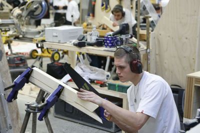 Til DM i Skills i Herning 2018. Her ses daværende tømrerlærling Mathias Jensen, som strøg helt til tops. Ifølge udvalgsformand Birthe Sørensen kan små lokale mini-skills måske være med til at få ansøgertallet til erhvervsuddannelserne til at stige. Foto: Henrik Ole Jensen