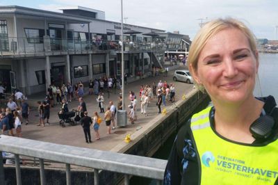 Sidsel Østergaard var en af mange, der arbejdede bag kulisserne med at holde styr på de frivillige statister under produktionen af krimiserien i Hvide Sande. Nu får de mange statister en særlig forpremiere. Foto: Jesper Wind