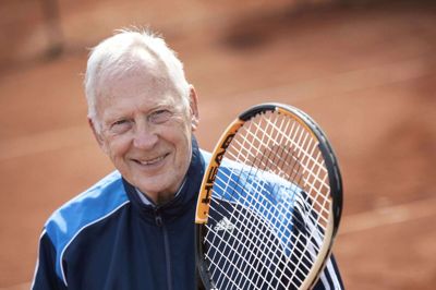 Hugo Anker er »super-senior« i Herning Tennisklub og glæder sig til forhåbentlig snart igen at kunne mødes med mangeårige spillemakkere på banen - og ikke mindst til at kunne sætte alverdens problemer på plads i klubhuset efter træning. Onsdag 28. april fylder den tidligere regionschef for Told & Skat i Vestylland 80 år. Foto: Tom Laursen