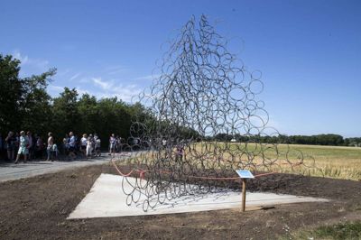 To ud af tre indfaldsveje til Gludsted har allerede en skulpturel indgang til landsbyen. Med et nyt projekt vil hele Gludsted nu blive indrammet af kunst. Foto: Tom Laursen