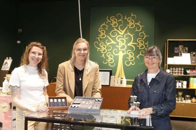 Tanja K. Nielsen (t.v.), Jane Damkjær Hansen og Connie Skotte har atter fornøjelsen af at servicere kunderne, efter herningCentrets butikker for en uge siden kunne slå dørene op efter en nedlukning på fire måneder. Foto: Tom Laursen