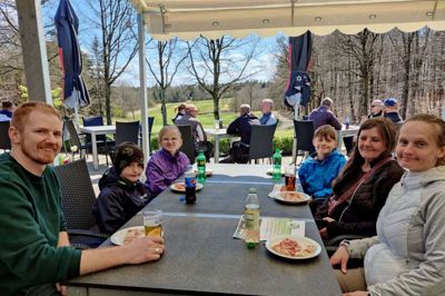 Trehøje Golfklubs terrrasse blev overdækket med et telt, og på den måde kunne coronarestriktionerne også overholdes, da de interesserede spillere blev budt på sodavand og pizza efter runden. Her er tre generationer af familien Boelstoft Andersen samlet. Foto: Privatfoto