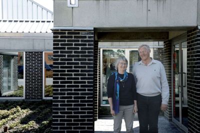 Lone og Arne Rømer har tilbragt det meste af deres arbejdsliv hos Herning-virksomheden C.C. Contractor. Nu sætter de begge punktum og stopper 1. maj. En reception og officielt farvel håber de at kunne holde i juni. Foto: Henrik Ole Jensen