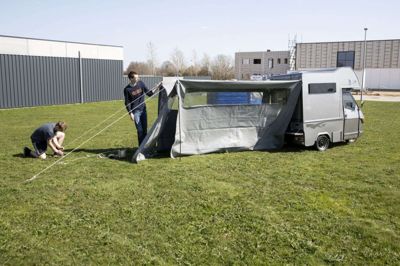 Der er plads til to i sovekabinen, og når »bagteltet« er monteret, kan man holde et større, men dog stadig mindre - selskab i tørvejr. Foto: TOm Laursen