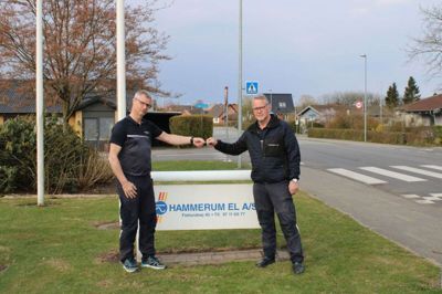 Flemming Christensen (t.h.) har overgivet nøglerne til Hammerum El til Carsten Bastrup. Foto: privatfoto