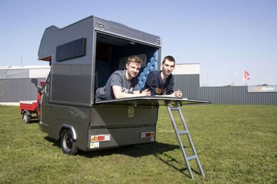 Morten Blæsbjerg (t.v.) og Tobias Eriksen har stadig deres tuk-tuk-camper til salg. De planlægger en tur i den, hvis den ikke bliver solgt inden for kort tid. Foto: Tom Laursen