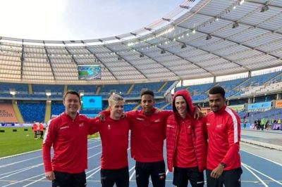 Simon Hansen og resten af det danske stafetlandshold kvalificerede sig lørdag til OL i Tokyo. Fra venstre er det: Frederik Schou-Nielsen, Simon Hansen, Tazana Kamanga-Dyrbak, Steffen Knudsen og Kojo Musah. Foto: Privatfoto fra Facebook
