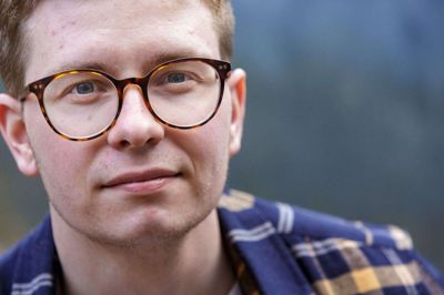 Talblinde Frederik Aagaard har sit hyr med privatøkonomien og den daglige husholdning, efter at han er flyttet hjemmefra og nu selv skal holde styr på pengene. - Jeg vil ikke lægge skjul på, at dét er svært. Jeg kan ikke administrere et stort beløb eller en længere tidsperiode, så jeg slås stadig med økonomien, men bevæger mig langsomt og sikkert hen mod noget, der fungerer, siger Frederik Aagaard. Foto: STEEN Don