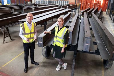 Torben Larsen og Mette Angel kommer næsten til at fungere som de unge menneskers forældre, mens de er ansat hos Give Steel. Foto: Tom Laursen