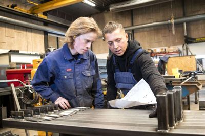 Værkfører Kristian Eliseholm har spillet en vigtig rolle i Aksel Funda Hamborgs tid hos Give Steel. Det er ham,der har ansvaret for lærlingene inde i produktionen. Foto: Tom Laursen